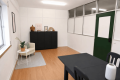 Sala privada com 20 m², luz natural, uma janela, ar condicionado, pavimento flutuante em madeira e duas luminárias instaladas.
