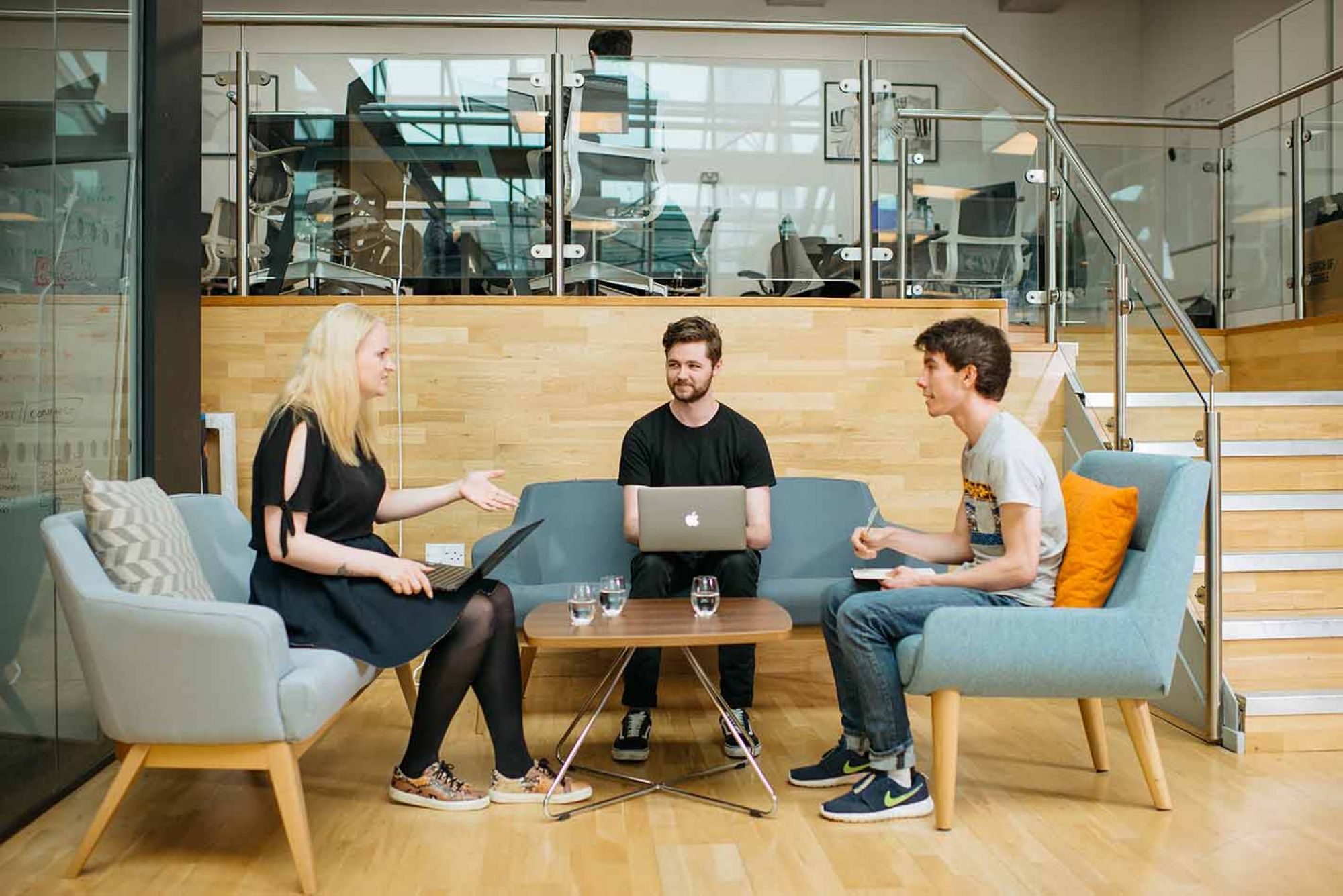 Working centre. Зона коворкинга люди. Коворкинг встреча. Творческая молодежь в коворкинге. Команда в коворкинге.