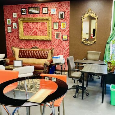 Our members enjoy a large selection of open seats. Unlike other spaces, our focus is on open desk space. We offer plenty of space for talking, phone calls and also a designated quiet space. 