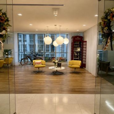 A bright and welcoming lobby with a modern, professional atmosphere. A comfortable space for greeting guests, waiting before meetings, and getting a first impression of Pipeline Brickell.