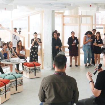 A high-ceiling auditorium with natural sunlight to hold your meet-ups and talks. Continue conversations under the stars in the adjacent open deck.