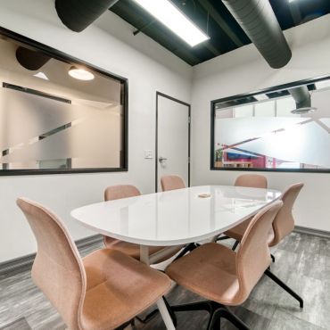 The POD is comfortably set up for up to 6 people and features: a large format screen for presenting and screen sharing, whiteboard, lighting with multiple settings, and full use of corporate common space and amenities.