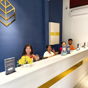 Spacious and well-designed lobby area with front desks. 