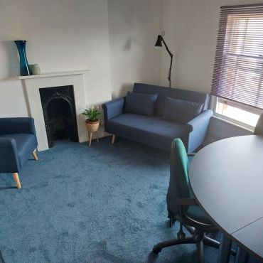 Casual meeting room space perfect for therapy, informal meetings or use as a private office 