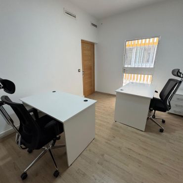 Bureau pour 2 à 3 personnes (vue sur terrasse)
