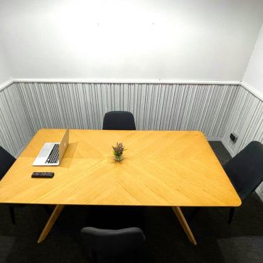 Meeting room 4 a 6 puestos, con apoyo visual. 