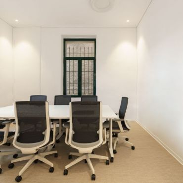 Ένα meeting room χωρητικότητας 8 - 10 ατόμων

A meeting room with a capacity of 8 to 10 people.