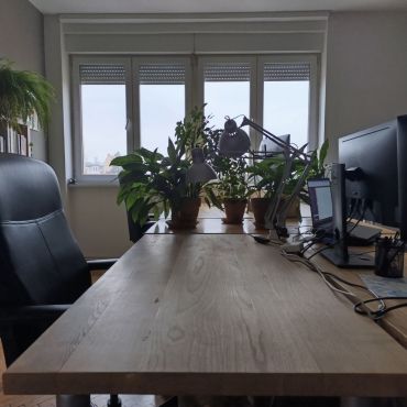 4 desk room