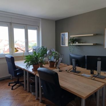 4 desk room