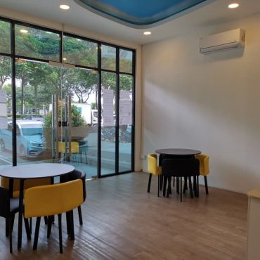 Reception and discussion area.