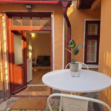 The outside sitting corner