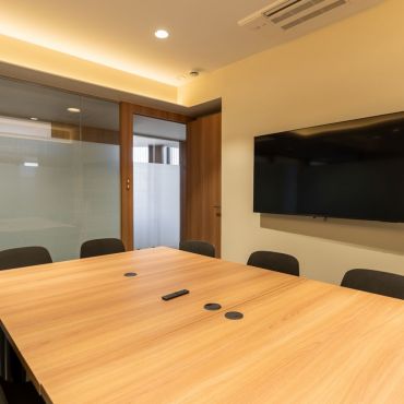 Sala de reuniones : capacidad 8 personas 