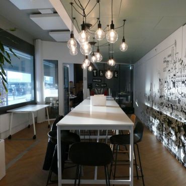 Shared kitchen and dining space designed for informal meetings, breaks, and community moments throughout the day.