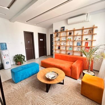 Un coin détente pour souffler entre deux réunions : canapés, bibliothèque et café/thé à volonté, dans une ambiance chaleureuse aux Mamelles.

A cozy lounge corner to unwind between meetings : sofas, a small library, and free coffee/tea, in a warm space in Mamelles.