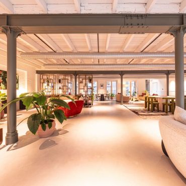 Members Lounge: A vibrant communal space designed for relaxation, collaboration, or casual meetings. Perfect for unwinding or connecting with fellow members.