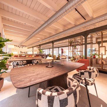 Members Lounge: A vibrant communal space designed for relaxation, collaboration, or casual meetings. Perfect for unwinding or connecting with fellow members.