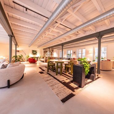 Members Lounge: A vibrant communal space designed for relaxation, collaboration, or casual meetings. Perfect for unwinding or connecting with fellow members.