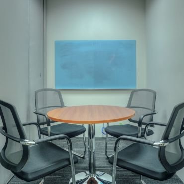 4 person meeting room