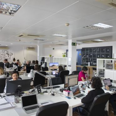 Somos un coworking en el centro de Sevilla, contamos con más de 300 metros cuadrados, entre los cuales se encuentra nuestro Open Space con 37 escritorios de trabajo, dos salas de reuniones, oficinas privadas, sala de eventos y espacios compartidos como nuestra recepción, cabina de llamadas y terraza en pleno centro de Sevilla.