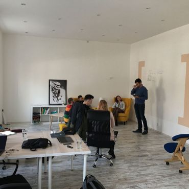 hlavní coworkingová místnost