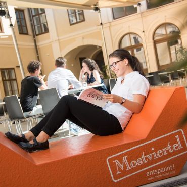 Töpperschloss Neubruck: Courtyard with restaurant and chill-out areas