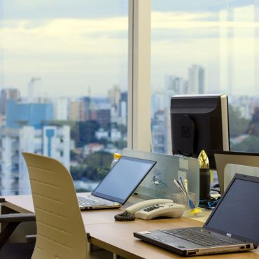 Vista panorâmica das estações de trabalho.