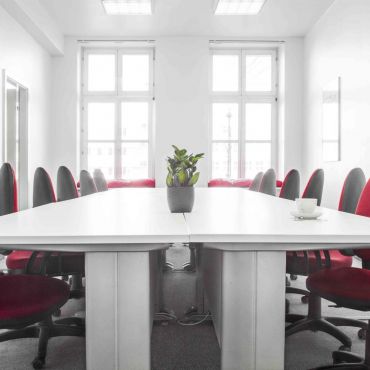 The training room is an ideal solution if you want to organize courses, training or conferences. 