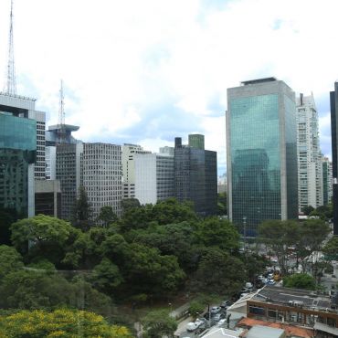 Placed on the Paulista Avenue area, due to its easy access, public transportation, security, options in restaurants and hotels, as well as the demand for spaces of this nature in the region.